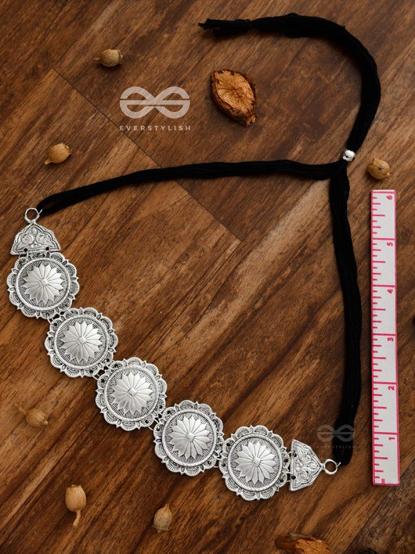 The Emblem of Elegance - Set of Choker and studs