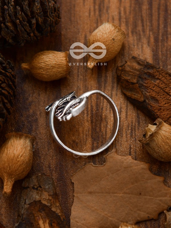 The Intricate Peacock Toe Ring - Tiny Trinket Collection