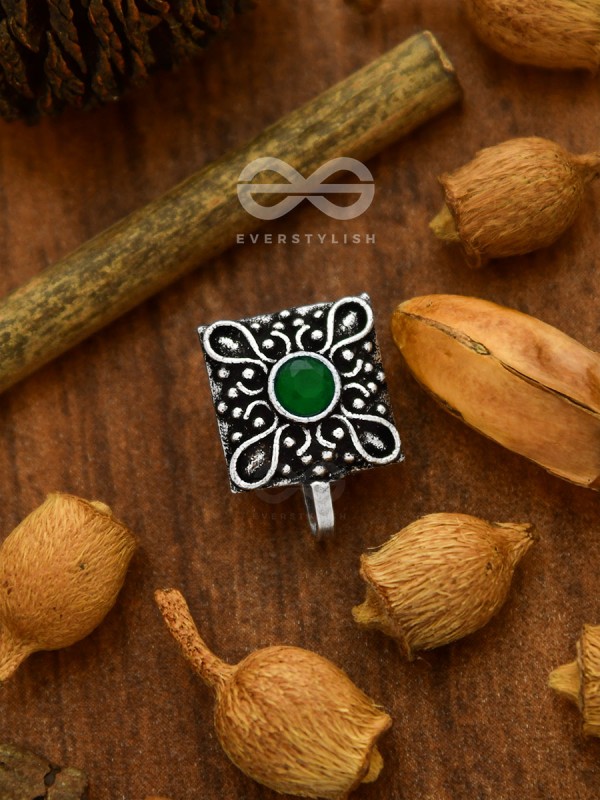 The Elegance Sqaured - Non-Pierced Boho Nosepin (Emerald Green)