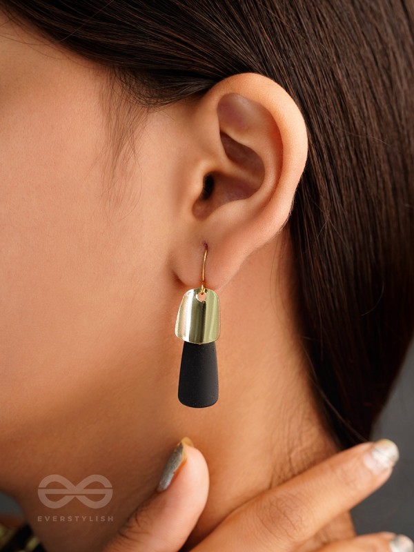 Elemntary Elegance - Golden Casual Earrings