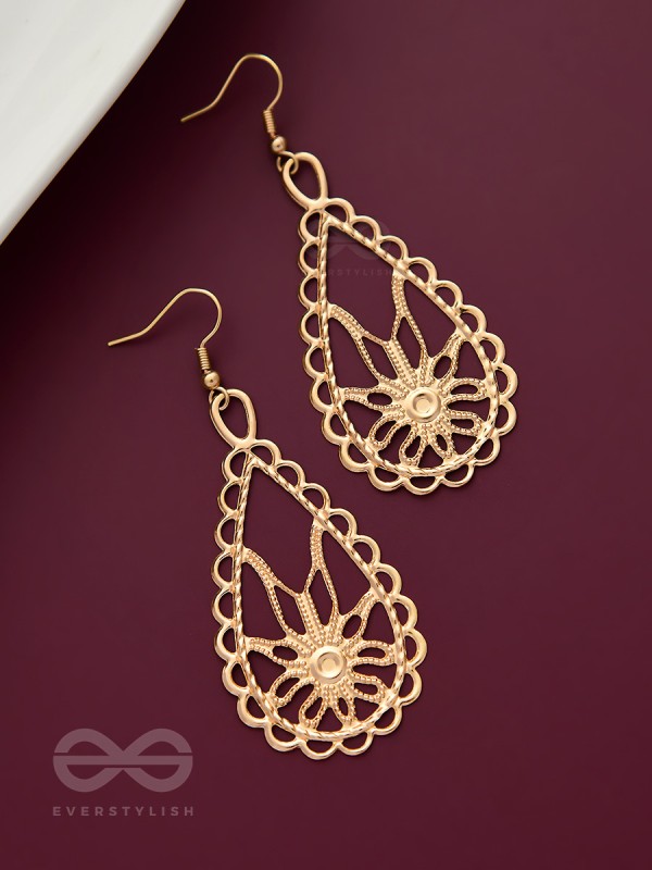 The Intricate Teardrops - Casual Golden Earrings