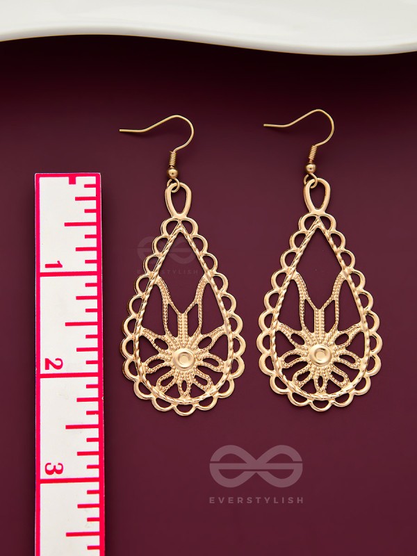 The Intricate Teardrops - Casual Golden Earrings