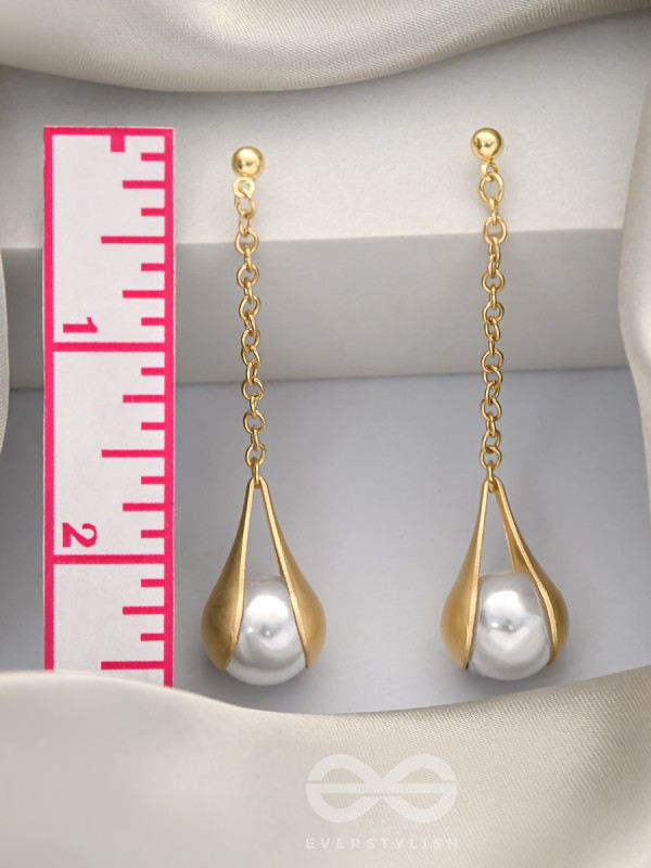 The Hanging Moon- Golden Pearl Earrings
