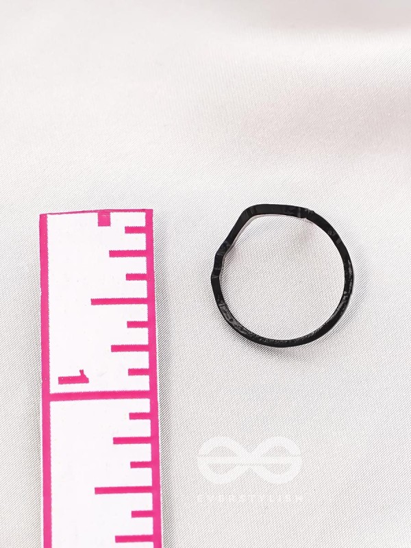  THE TWISTED VINE- ELEGANT BLACK RING