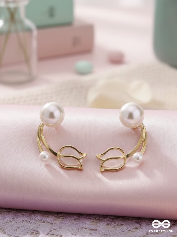 WHITE LIKE TULIPS - GOLDEN PEARL STUDS