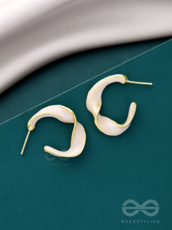 EBB AND FLOW - ENAMELLED TWISTED STUDS (WHITE)