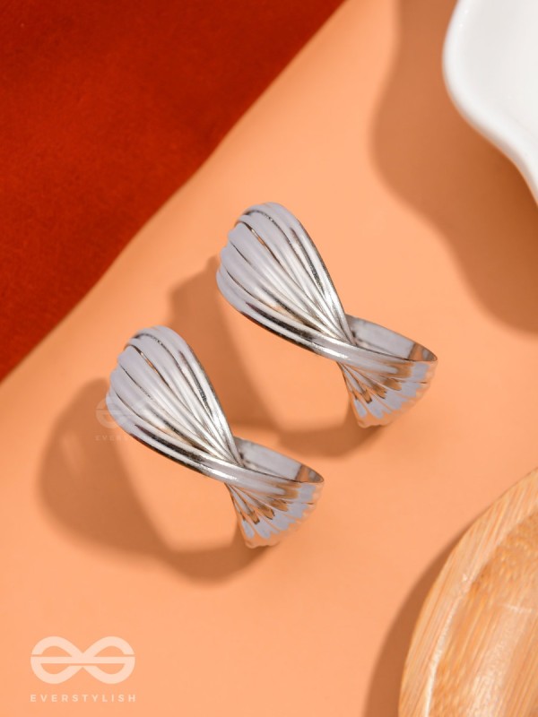 LEVELING IT UP - STATEMENT SILVER HOOPS