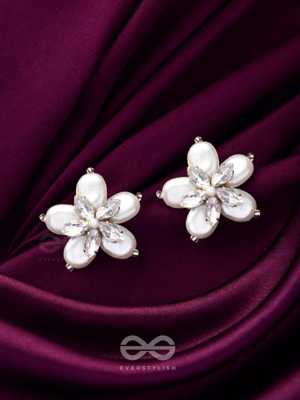 A CRYSTALLINE PERWINKLE - WHITE CASUAL STUDS 