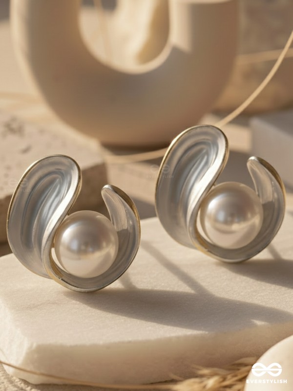 THE CURLY PEARL - GOLDEN EMBELLISHED STUD EARRINGS
