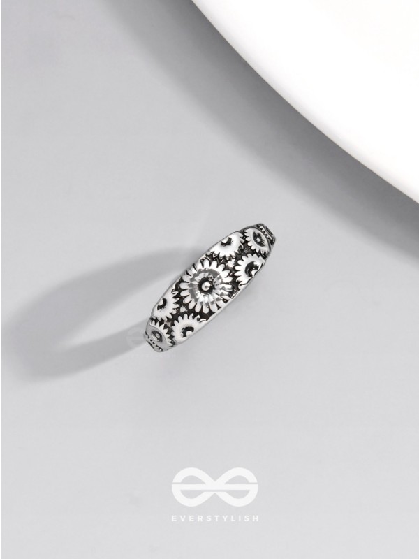 THE DAISY CASCADE - CASUAL SIVER RING (ADJUSTABLE)