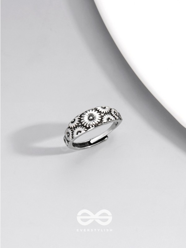 THE DAISY CASCADE - CASUAL SIVER RING (ADJUSTABLE)