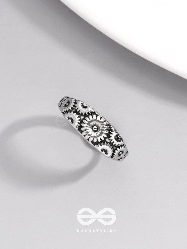 THE DAISY CASCADE - CASUAL SIVER RING (ADJUSTABLE)