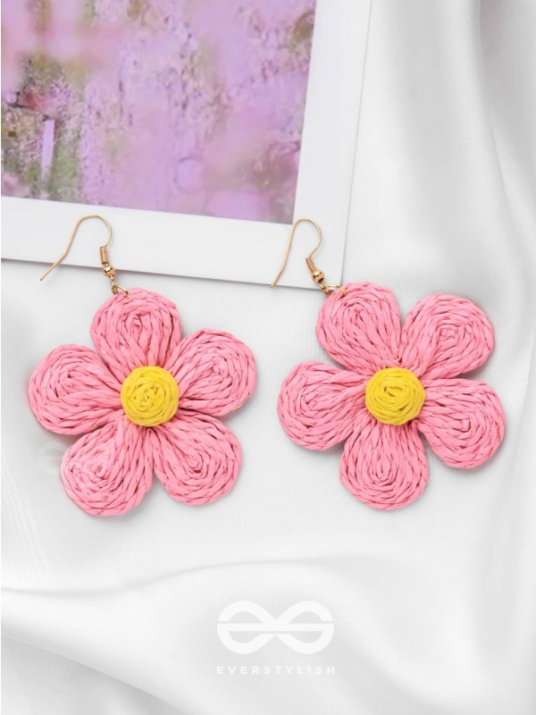 THE FLOWER POWER - STATEMENT WOVEN EARRINGS (PINK)