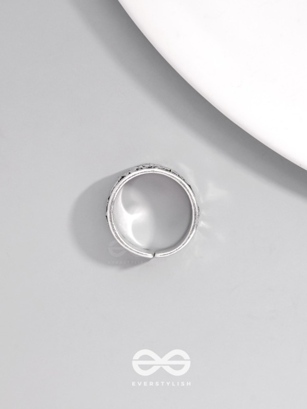 THE FIREBOLT FANG - STATEMENT SILVER RING (ADJUSTABLE)