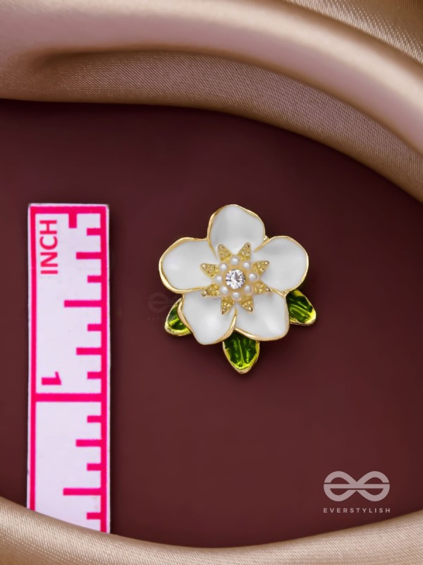 SNOWY BLOSSOMS - GOLDEN EMBELLISHED STUD EARRINGS