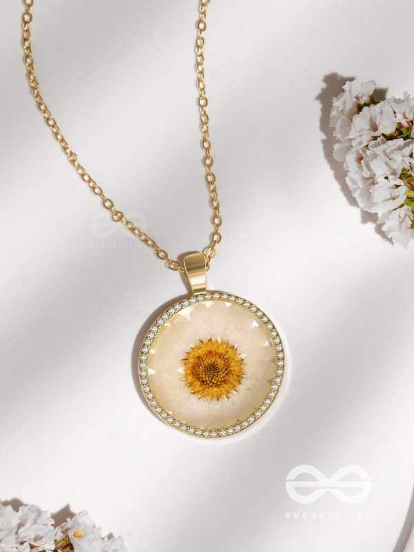The Daisy Princess - Pressed Flower Resin Pendant With Anti-Tarnish Coating
