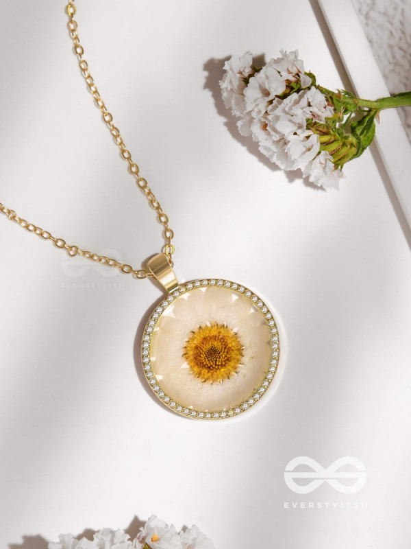 The Daisy Princess - Pressed Flower Resin Pendant With Anti-Tarnish Coating