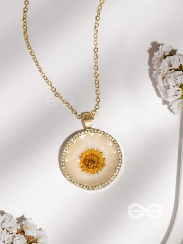 The Daisy Princess - Pressed Flower Resin Pendant With Anti-Tarnish Coating