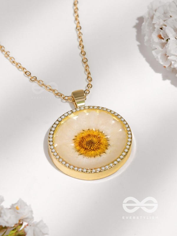 The Daisy Princess - Pressed Flower Resin Pendant With Anti-Tarnish Coating