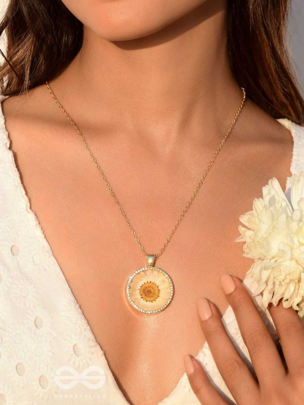 The Daisy Princess - Pressed Flower Resin Pendant With Anti-Tarnish Coating