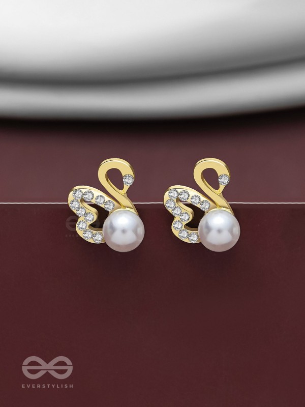 CHARMING SWANS - SPARKLING PEARL STUDS