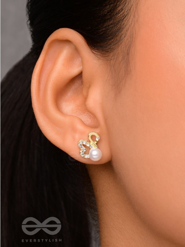 CHARMING SWANS - SPARKLING PEARL STUDS