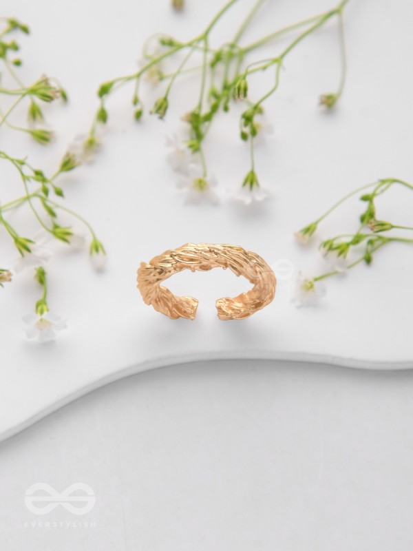 The Twisted Aura - Classic Golden Ring 