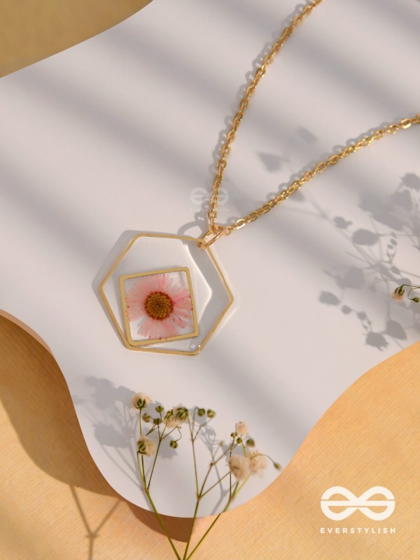 The Shy Daisy - Pressed Flower Resin Pendant With Ant-Tarnish Coating