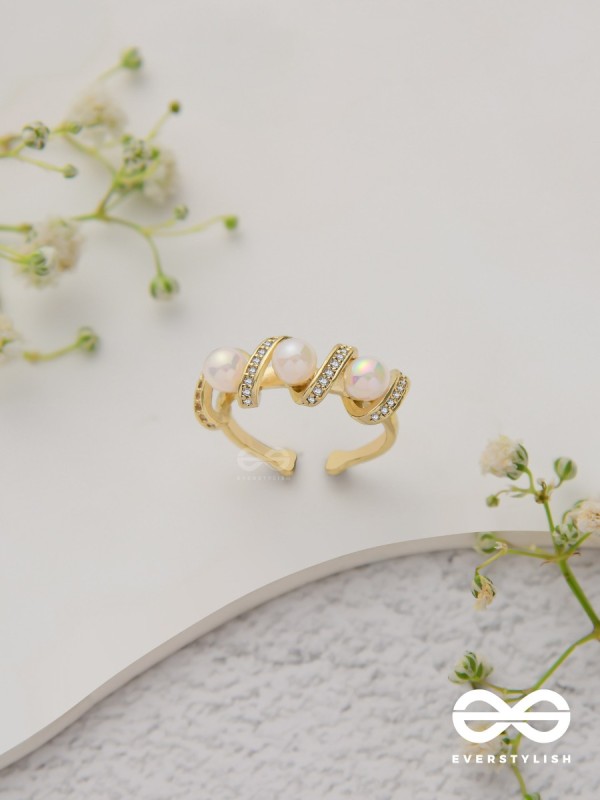 The Twisted Elegance - Cubic Zirconia Golden Ring (Adjustable)