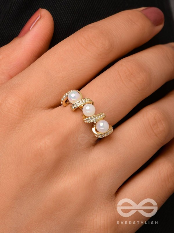 The Twisted Elegance - Cubic Zirconia Golden Ring (Adjustable)