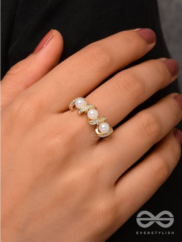 The Twisted Elegance - Cubic Zirconia Golden Ring (Adjustable)