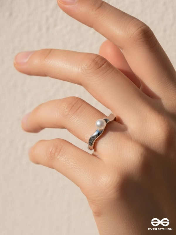 The Pearl Modesty - Silver Ring