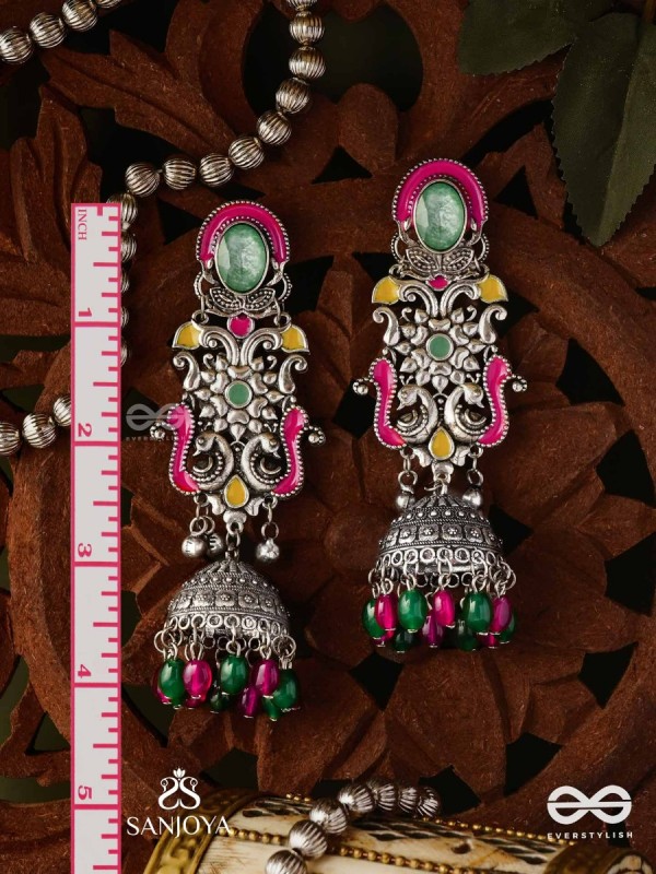 NAVA-SARASA-NEW ESSENCE- OXIDIZED EARRINGS FEATURING PASTEL-COLOURED METALWORK, ADORNED WITH VIBRANT GREEN AND RED BEADS