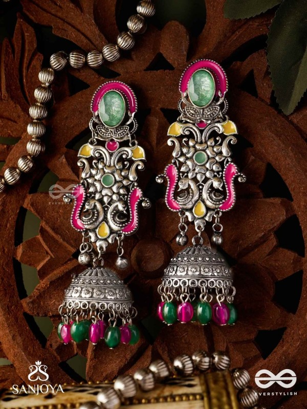 NAVA-SARASA-NEW ESSENCE- OXIDIZED EARRINGS FEATURING PASTEL-COLOURED METALWORK, ADORNED WITH VIBRANT GREEN AND RED BEADS