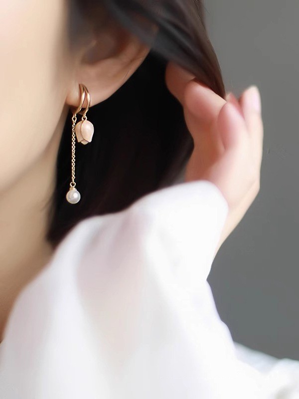 Soft resilience - Golden dangling earrings with pink rosé  