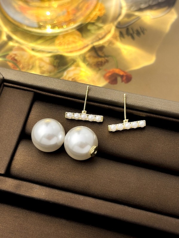 Gleam Pearls- Pearl stud earrings