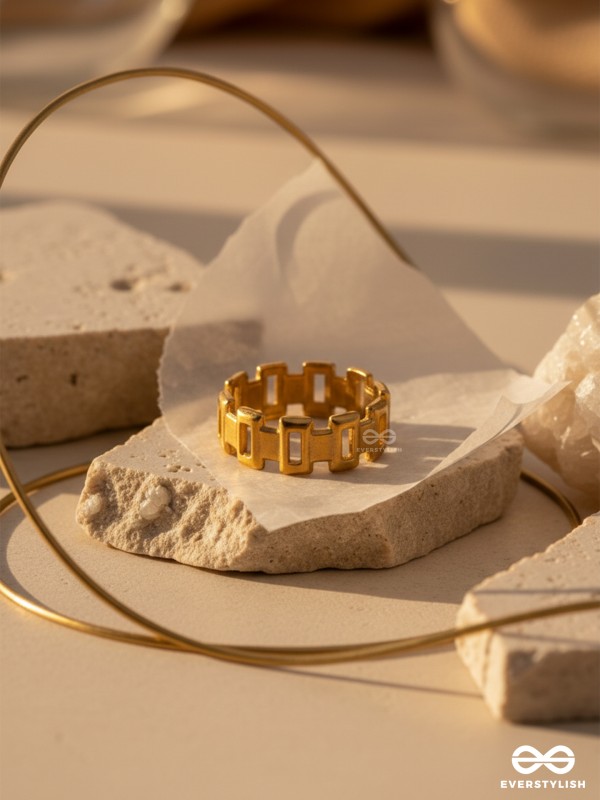 MATRIX CHARM - BOLD SQUARE STAINLESS STEEL ANTI-TARNISH BAND RING