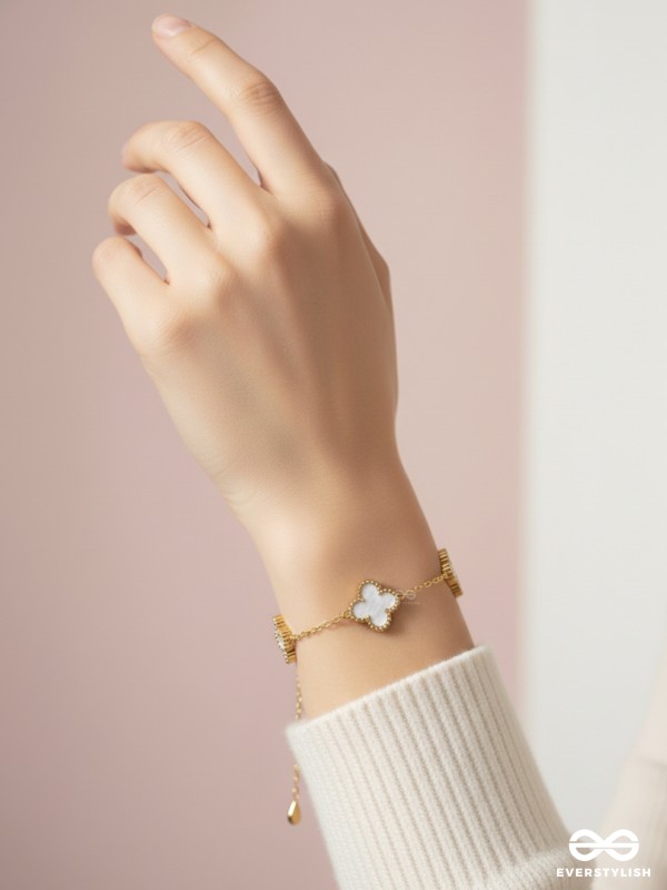 GOLDEN WHITE CLOVER - HOLOGRAPHIC STAINLESS STEEL 18K GOLD PLATED ANTI TARNISH BRACELET