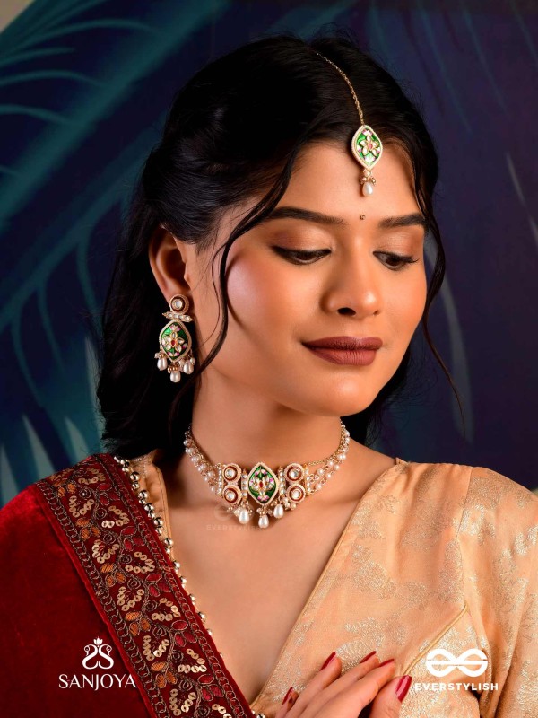 HARINAKSHI - DOE-EYED BEAUTY - GRACEFUL HANDCRAFTED KUNDAN MAANGTIKA WITH POLKI ACCENTS AND PEARL DETAILS