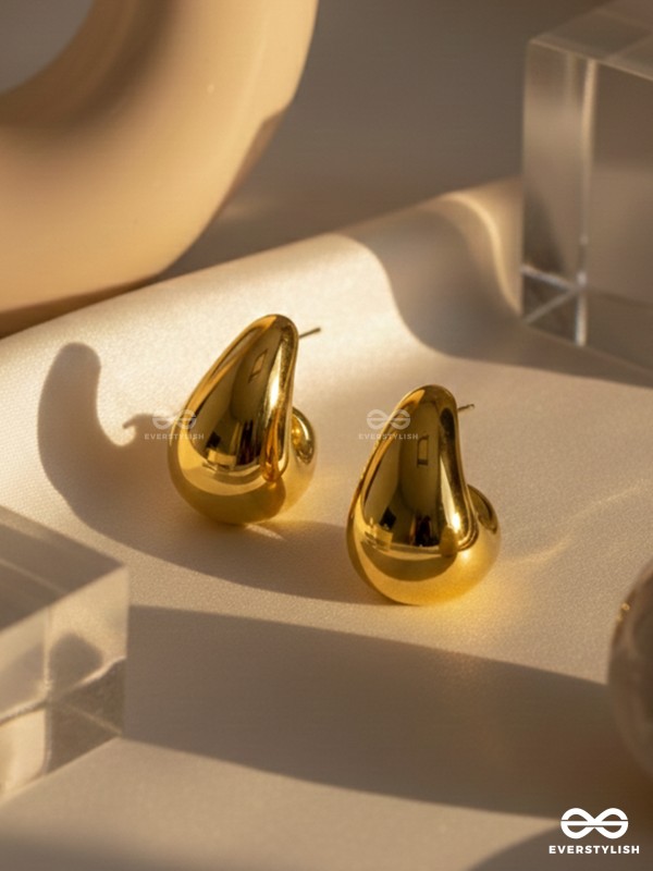 GOLDEN DRIP - POLISHED TEARDROP STUDS WITH A LUXURIOUS FINISH