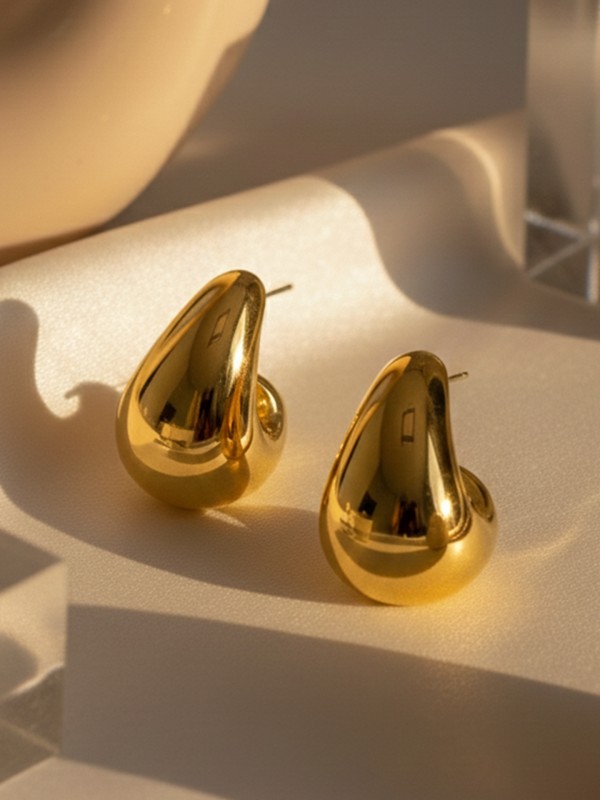 GOLDEN DRIP - POLISHED TEARDROP STUDS WITH A LUXURIOUS FINISH