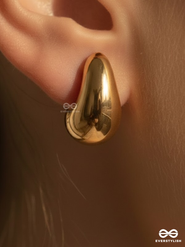 GOLDEN DRIP - POLISHED TEARDROP STUDS WITH A LUXURIOUS FINISH