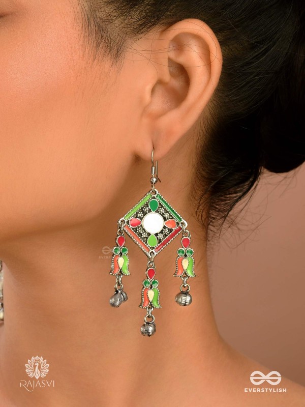 MIRROR FLAIR - VIBRANT OXIDISED EARRING
