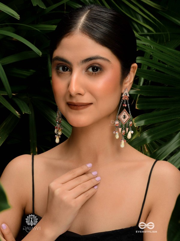 DEVIKA DRIP – ENAMEL SHELL-BEAD EARRING
