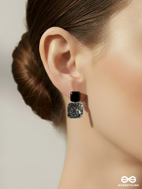 CRYSTAL BYTE – BLACK SHINE STUDS WITH CRYSTAL-CANDY STONES