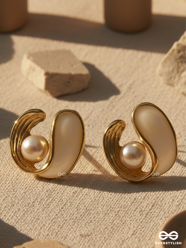 GLOSS SWIRL – WHITE AND GOLD PEARL STUDS 