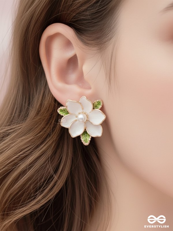 GARDEN MUSE – MINIMAL WHITE BLOOM STUDS 