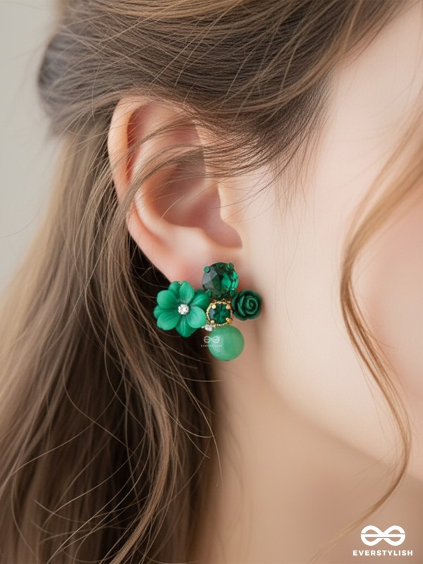 PETAL POP – CHARMING STUDS IN GREEN SHADES WITH FLOWER DETAILS