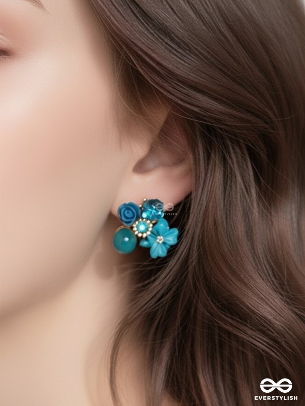 PETAL POP – CHARMING STUDS IN BLUE SHADES WITH FLOWER DETAILS