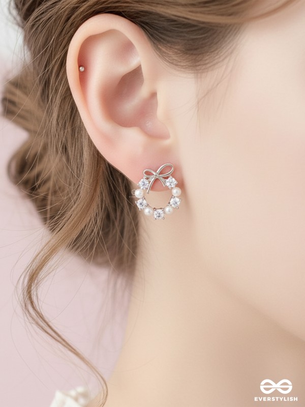 RIBBON PEARL – LUSTROUS BOW-TOP SILVER EARRINGS